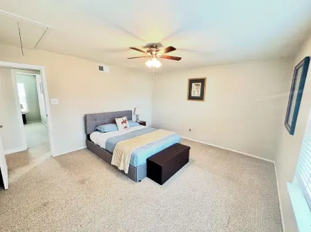 Loft w/ Big Pool, Huge Backyard, Fire Pit, PingPong, Pool Table,