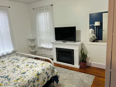 Spacious 3-bedroom apartment in Catskill village - walkable to area attractions 스피드웨이 주변 호텔