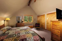 Spacious Mountain Cabin with Views, Deck, Second Living Area, New Hot Tub