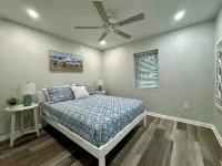 Charming 2-bedroom cottage with full kitchen and WiFi in Pensacola. Sleeps 4.