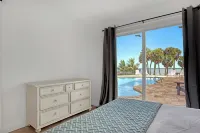 Sweeping Views, Direct Riverfront, Dock, Heated Pool, 8Bed/5.5Bath Sleeps 18 Howard E. Futch Memorial Park at Paradise Beach附近的飯店