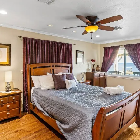 Paradise HomeSpacious 5-Bedroom House Sleeping 14,Heated Pool in Lovely Bacliff