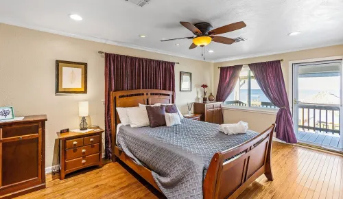 Paradise HomeSpacious 5-bedroom house sleeping 14 ,WiFi in lovely Bacliff.