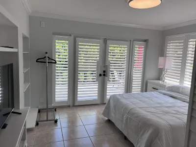 3 Bedroom 2 Bath Heated Pool, 1 Block to Wilton Dr Close to Beaches  Sleeps 6 Отели рядом с достопримечательностью «Заказник Ричардсон Хисторик Парк &»