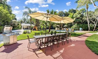 Spacious 8Br w/ Guesthouse + Pool & Tons of Games