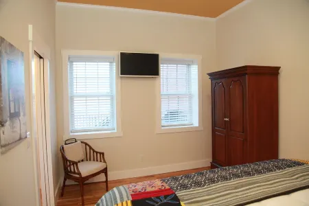 PARK and WALK - Mayberry & Main - 'The Main Suite' - New Construction