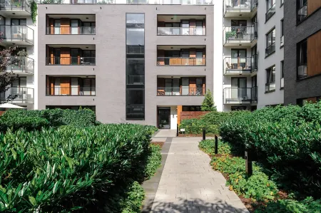 Lumina Apartments Near Warsaw Uprising Museum Отели рядом с достопримечательностью «Памятник Николаю Копернику»