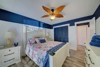 3-BR/2 Bath waterfront home with direct access to Gulf. Pool, kayaks and dock