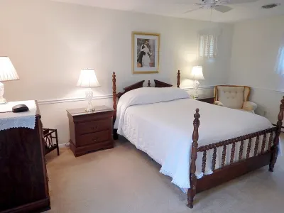 Waterfront Home On 3 Acres. Fish,crab, & kayak from the pier + great sunsets!
