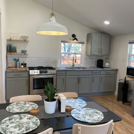 Charming 1-bedroom cottage with WiFi, AC in amazing San Antonio