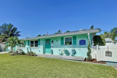 Charming, Family Friendly Newly Renovated Duplex on Holmes Beach Hotels near howluckyami