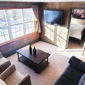 Cozy & Clean Loft Near Lake Michigan – Ideal for Work & Play!