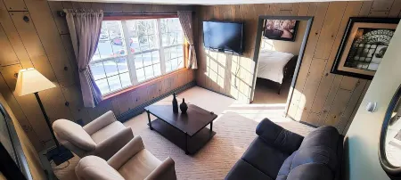 Cozy & Clean Loft Near Lake Michigan – Ideal for Work & Play!