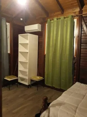 CHARMING VILLA IN AIR-CONDITIONED WOOD 2/6 pers Hotel a Petit-Bourg