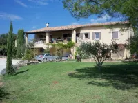 Cosy alpilles in the heart of Carrigue Hotels in Lagnes