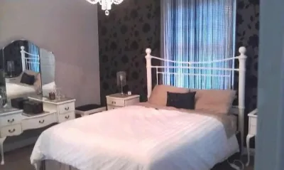 ABSOLUTE BEACH FRONTAGE -  30m away BEACH/SHOPS/PUBS/CAFES-Leave the car, walk Hotels near Rosebud Beach