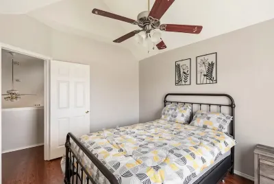 Beautifully renovated 4 bedroom home w/ fireplace Hotels near Custers Park Shopping Center