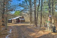 Spacious Catskill Mountains ski cabin with fire pit