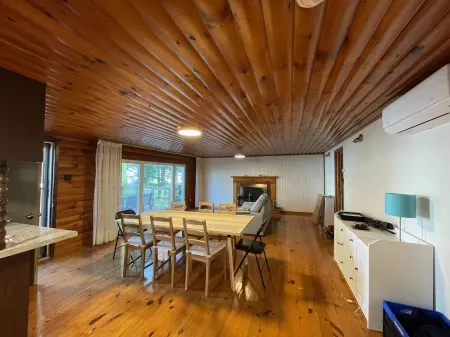 Cheerful Waterfront Cottage Отели в г. Беквит