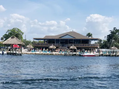 Riverfront Plum Crazy Bungalow w/boat dock! 10 min to Gulf, close to beaches! Hotels in der Nähe von Keiser University