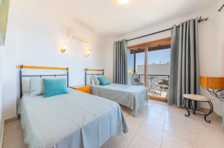 Villa Tara With Private Pool And Sea Views Close to Beach & Shops Отели рядом с достопримечательностью «Kalamar Beach Club»