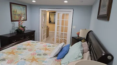 Beautiful 1BR Walkout Fenced & Gated Villa, Onsite parking, Pet friendly-2+acres