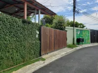 House near the beautiful beaches of Manuel Antonio and others tourist sites. Tulemar附近的飯店