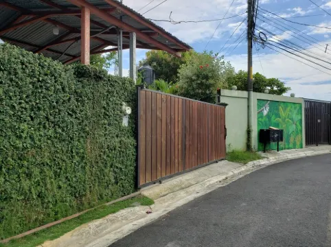 House near the beautiful beaches of Manuel Antonio and others tourist sites.