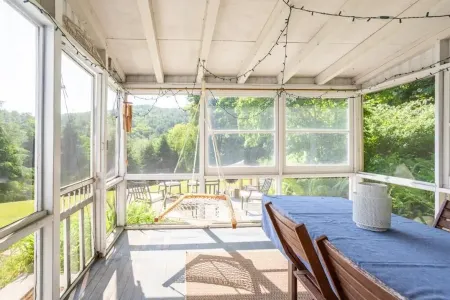 Charming and Relaxing 4br Farmhouse for Group Getaway