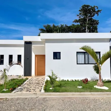 Sea Renity: Luxe Villa, Pool, 4 Min Drive to Beach