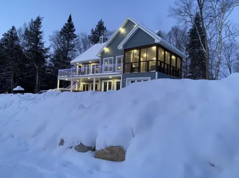 La Belle Bleue sur le Lac, 4 bedrooms, 2 bathrooms, Spa, indoor and outdoor fireplaces Hotels in Antoine-Labelle Regional County Municipality