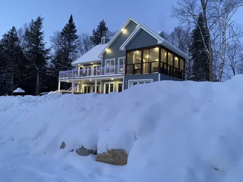 La Belle Bleue sur le Lac, 4 bedrooms, 2 bathrooms, Spa, indoor and outdoor fireplaces
