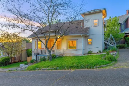 5 min walk to downtown! Newly renovated with original hardwoods and clawfoot tub