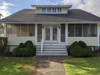 Lakeside cottage, steps away from the lake, perfect for family and friends
