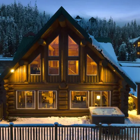 Stunning Log Mount Washington Chalet with Breathtaking Views of Strathcona Park