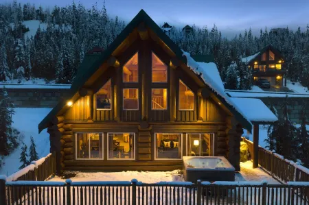 Stunning Log Mount Washington Chalet with Breathtaking Views of Strathcona Park