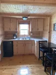 Cozy Cabin with private back yard, located 5 min away from Dale Hollow Lake