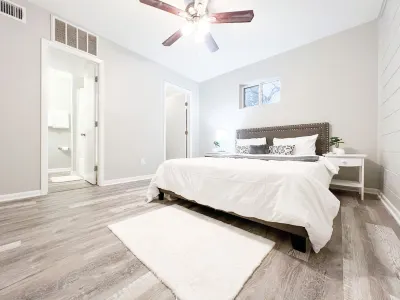 Close to SFA, Downtown. Tranquil Nacogdoches Getaway! Modern Downtown Apartment. Hotel dekat SFA Mast Arboretum