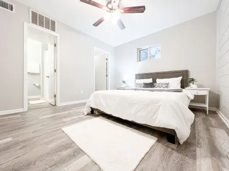 Close to SFA, Downtown. Tranquil Nacogdoches Getaway! Modern Downtown Apartment.