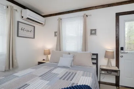 A2 Wally's by the Convention Center and Landing Отели рядом с достопримечательностью «The SKY Deck at Parakeet Pete's Waterfront Zipline»