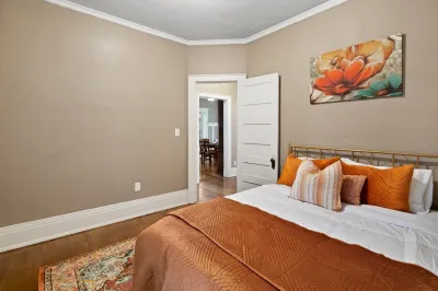 Spacious 3br - w/ Garage Hotels near Foot Locker