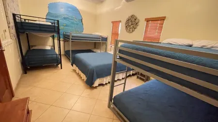 Spacious 5-bedroom house with AC, WiFi in delightful Playa Encanto