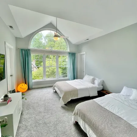 Modern House in Clifton Gaslight - 3 BR 3BA with Walkable Shops and Restaurants