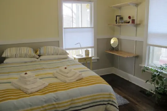 Historic Old West Lawrence - Minutes to beautiful Mass St, KU, Sports Pavillion