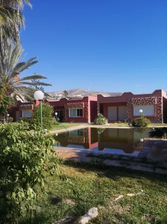 Stunning ocean view bungalow by the beach with swimming pool Отели в г. Тамра