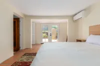 Private,romantic and charming mid-century cottage with panoramic views