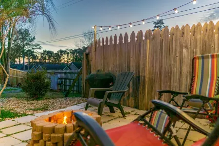 Country Gardens- spacious yard 5 minutes from downtown!