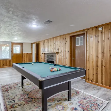 5BD Charming Home - Pool Table & Backyard