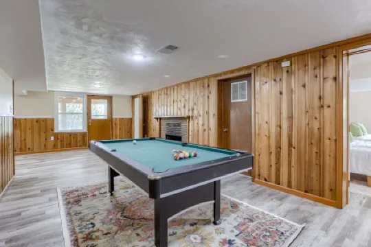 5BD Charming Home - Pool Table & Backyard