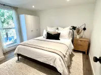 Stylish lakeside neighborhood cottage w/hot tub.